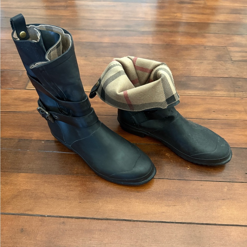 Burberry Black Boots with Beige and Red Plaid Lining